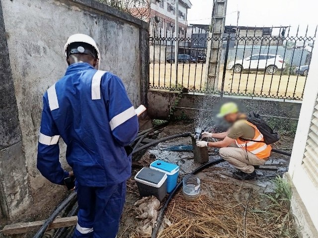 Prélèvement d'échantillon d'eau sur le terrain
